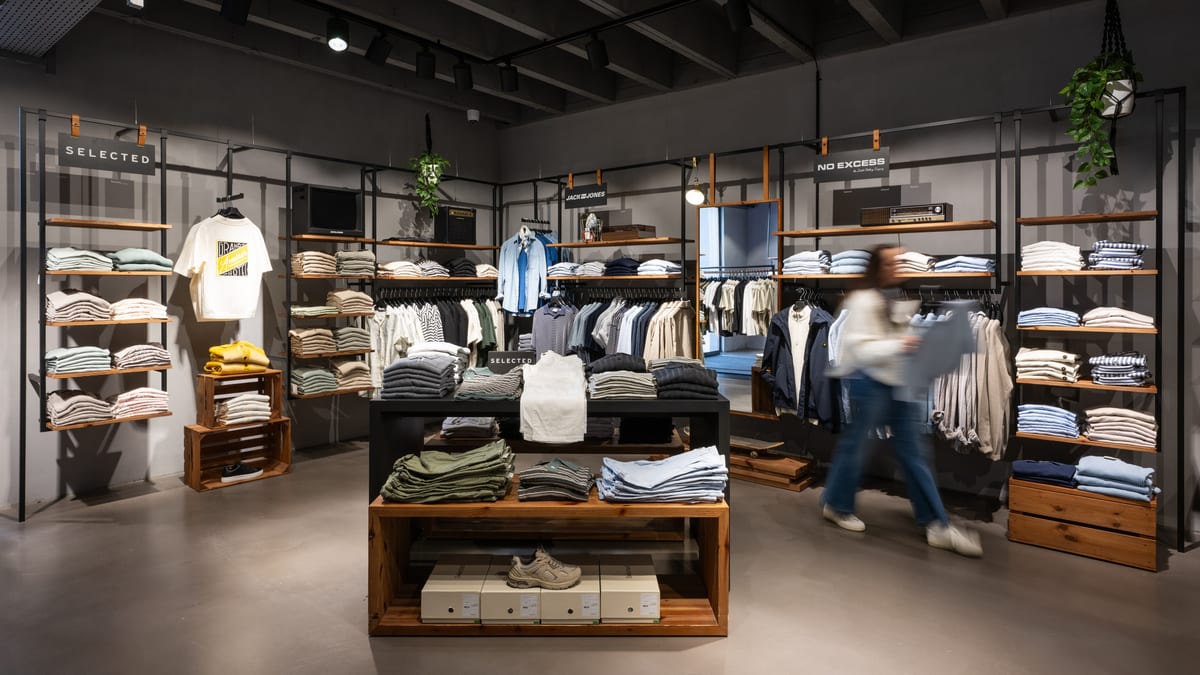 Regale mit Shirts und Strick von Selected und No Excess