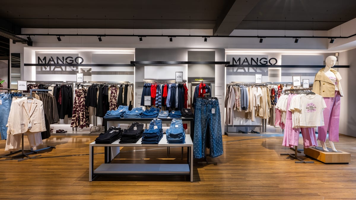 Shop von Mango mit Kleiderstangen und Jeanstisch