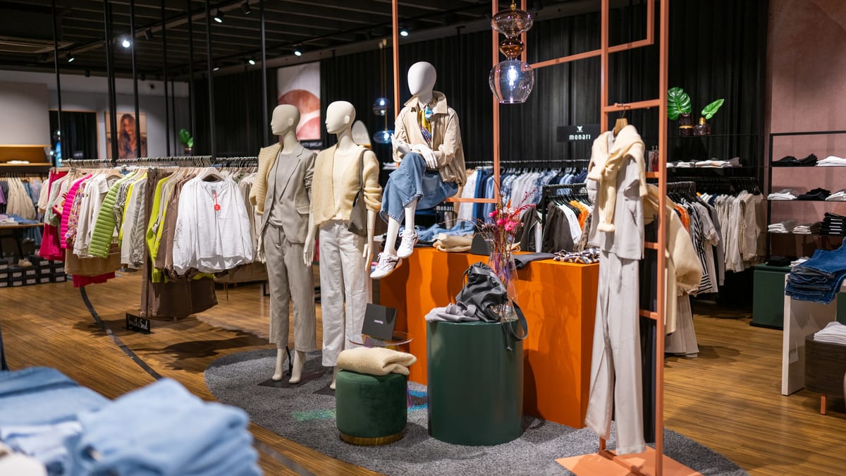 Schaufensterpuppen auf einem orangefarbenen Podest
